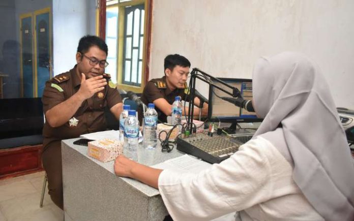 Kejari Bireuen (1) Kejari Bireuen Sosialisasikan Restorative Justice Melalui Radio Kasi Intelijen Kejari Bireuen Abdi Fikri, S.H., M.H., dan Kasubsi A Dona Popou Saragih, S.H. Foto: Ho for Komparatif.ID.