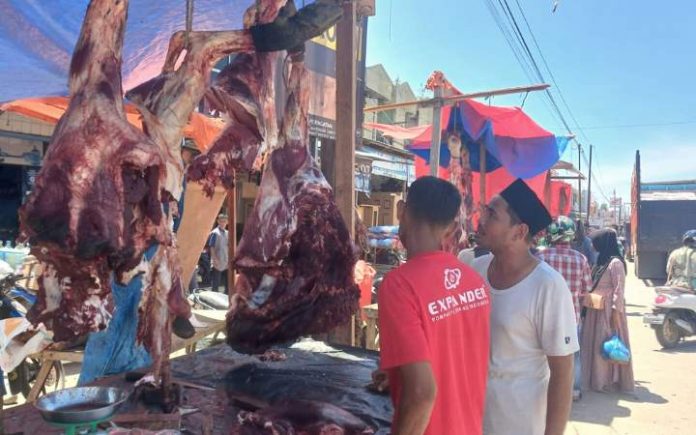 Meugang di Pidie Meugang Hari Pertama: Harga Daging Sapi di Pidie Turun Jadi Rp160 Ribu Pedagang daging di pasar Peukan Pidie, harga daging sapi dan kerbau turun jadi Rp160.000 per kilogram. Foto: Komparatif.ID/Harmadi.