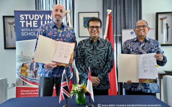 Nezar Patria (1) Kominfo-Chevening Segera Buka Beasiswa S2 ke Inggris Ki-ka: Head of Economic and Digital British Embassy Jakarta Samuel Hayes, Wamenkominfo Nezar Patria, dan Kepala Badan Pengembangan Sumber Daya Manusia Kementerian Kominfo Hary Budiarto. Foto: Kominfo.