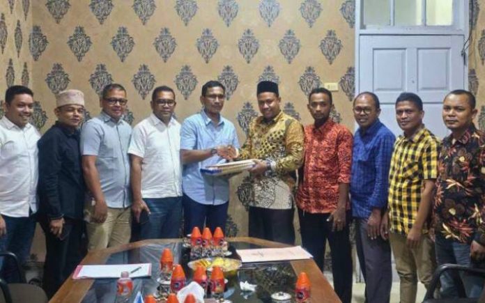 Panwaslih Pidie 15 Nama Calon Panwaslih Pidie Diserahkan ke DPRK Ketua Pansel Safwan serah 15 nama calon Panwaslih Pidie ke Komisi I DPRK Pidie, Sabtu (15/6/2024). Foto: Ho for Komparatif.ID.