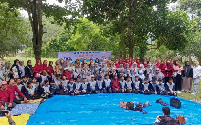 Diiringi Selawat Badar, Siswa SDN 16 Banda Aceh Berpisah di Pantai Riting SDN 16 gelar perpisahan siswa kelas VI di Pantai Riting 1, Banda Aceh. Foto: Komparatif.ID/Rizki Aulia Ramadan.