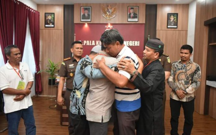 Restorasi Keadilan Pemukulan Terhadap Timses Demokrat di Bireuen Didamaikan Kajari Bireuen Kasus pemukulan terhadap Ketua Timses Demokrat Kota Juang berakhir damai. Foto: Ho for Komparatif.ID.