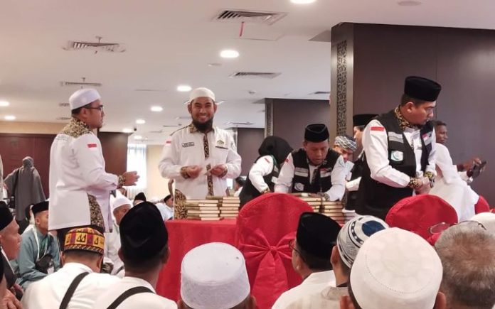 Jemaah Haji Kloter 1 Aceh Terima Wakaf Baitul Asyi Jemaah haji Aceh kloter 1 terima dana wakaf Baitul Asyi. Foto: PPIH Aceh.