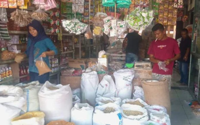 Jelang Iduladha, Harga Bahan Pokok di Pidie Alami Kenaikan Suasana pasar kedai bahan pokok di Pidie. Foto: Komparatif.ID/Harmadi.