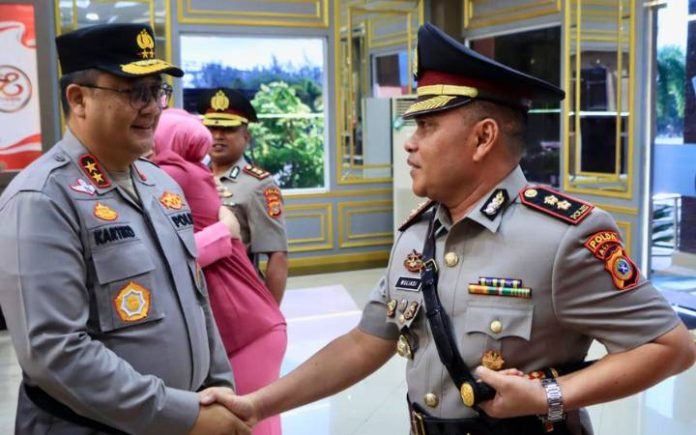 AKBP Muliadi Ini Nama-Nama Kapolres yang Diganti Jelang Pilkada Kapolda Aceh Irjen Achmad Kartiko memberikan selamat kepada Kapolres Aceh Tamiang AKBP Mulyadi usai sertijab di Mapolda Aceh, Senin (8/9/2024). Foto: HO for Komparatif.ID.