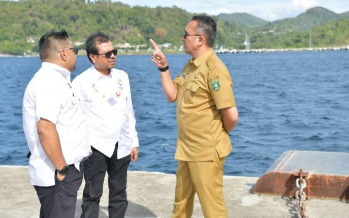 Pj Sekda Tinjau Pengerjaan Venue Korfball di Sabang Pj Sekda Aceh Azwardi Abdullah saat meninjau pengerjaan venue PON XXI di Sabang, Senin (15/7/2024). Foto: HO for Komparatif.ID.