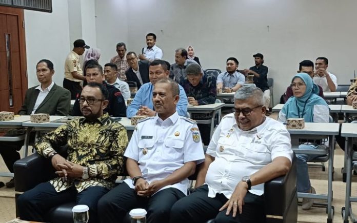 Bustami (5) Puji Pascasarjana MM USK, Bustami: Alumnusnya Berkapasitas Internasional ki-ka: Anggota DPRA Ihsanuddin Marzuki, Pj Walikota Banda Aceh Ade Surya, serta Pj Gubernur Aceh Bustami Hamzah. Foto: HO for Komparatif.ID.