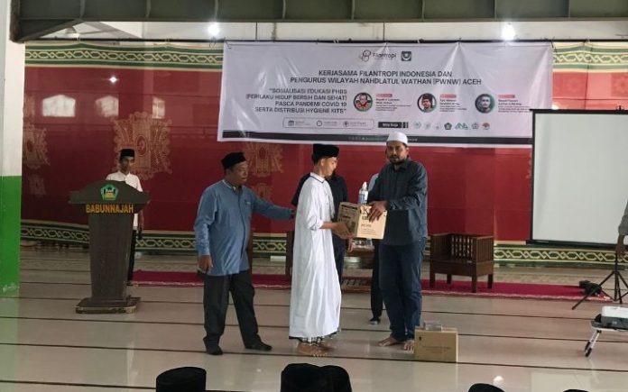 PWNW Aceh dan Philantrophi Indonesia Ajak Santri Babun Najah Jaga Kebersihan Sosialisasi Perilaku Hidup Bersih dan Sehat (PHBS) di Pesantren Babun Najah, Banda Aceh, Jumat (26/7/2024). Foto: HO for Komparatif.ID.