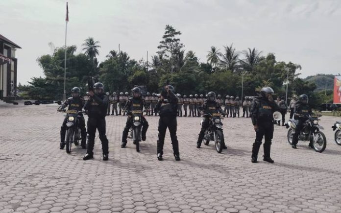 Polres Pidie Jaya Siapkan Pleton Dalmas Pengamanan PSSU Polres Pidie Jaya intensifkan latihan pengendalian massa (dalmas) jelang perhitungan surat suara ulang (PSSU) di Mapolres, Kamis (4/7/2024). Foto: Ho for Komparatif.ID.