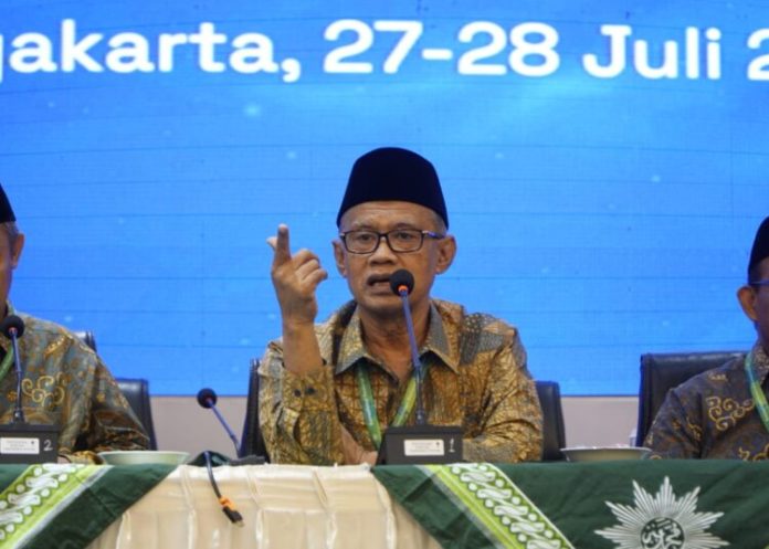 Haedar Nashir Ikuti NU, Kini Muhammadiyah Juga Terima Konsesi Tambang Muhadjir Effendy Pimpin Unit Usaha Tambang Ketua Umum PP Muhammadiyah Haedar pada konferensi pers usai Rapat Konsolidasi Nasional yang diadakan di Universitas Aisyiyah Yogyakarta, Sleman, pada Minggu (28/7/2024). Foto: Muhammadiyah