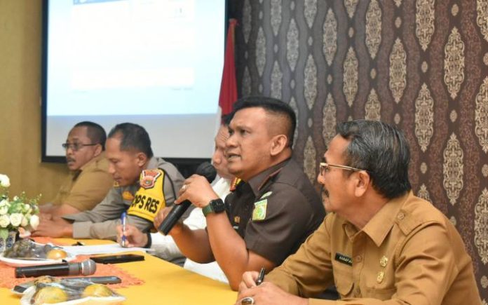 Ditentang Kajari, Pj Bupati Bireuen Batalkan Bimtek Ketua PKK Gampong ke Jabar Kajari Bireuen H. Munawal Hadi (memegang mic) saat rapat koordinasi dan presentasi BKAD Rencana Kegiatan Studi Banding, yang digelar Bupati Bireuen di Opsroom Kantor Bupati Bireuen, Senin (15/7/3024). Foto: HO for Komparatif.ID.