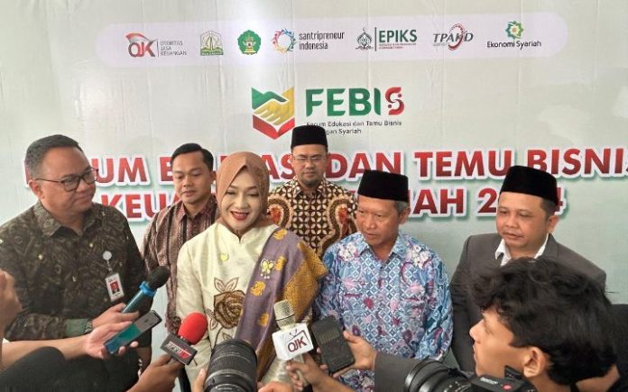 Industri Rokok Aceh Bisa Dapatkan Pembiayaan Syariah, Asalkan… Kepala Eksekutif Pengawas Perilaku Pelaku Usaha Jasa Keuangan, Edukasi dan Pelindungan Konsumen OJK Friderica Widyasari Dewi dan Ketua BPH BSN MUI Pusat KH. Hasanudin pada konpres di Auditorium Prof. Ali Hasjmy UIN Ar-Raniry, Banda Aceh, Selasa (23/7/2024). Foto: Komparatif.ID/Fuad Saputra.