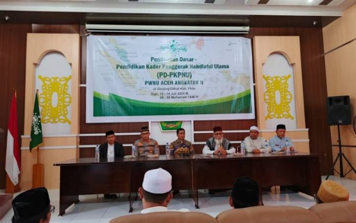 Puluhan Ulama Aceh Ikuti PD-PKPNU Tingkat Provinsi di Pidie Pengurus Wilayah NU Aceh menggelar PD-PKNU yang berlangsung selama tiga hari sejak 12 hingga 14 Juli 2024 di Gedung Diklat Pidie, Sigli. Foto: Komparatif.ID/Harmadi.