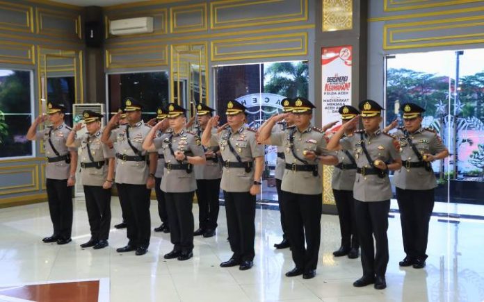 Polda Aceh (4) Jelang Pilkada, 7 Kapolres di Aceh Diganti Kapolda Aceh Irjen Achmad Kartiko memimpin upacara sertijab Kabidkeu dan tujuh Kapolres di Lobi Mapolda Aceh, Senin (8/9/2024). Foto: Ho for Komparatif.ID.