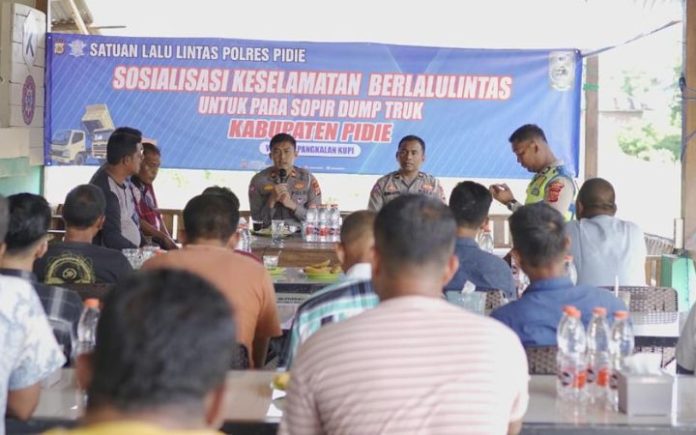 Polres Pidie Polres Pidie Edukasi Keselamatan Lalu Lintas Untuk Supir Dump Truk Sosialisasi etika berlalu lintas untuk supir dump truk, Jumat (12/7/2024). Foto: HO for Komparatif.ID.