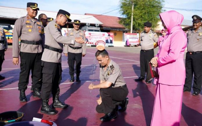 Polres Pidie Kapolres Pidie Pimpin Upacara Kenaikan Pangkat 30 Personel 30 personel Polres Pidie dapat promosi jabatan. Foto: Ho for Komparatif.ID.