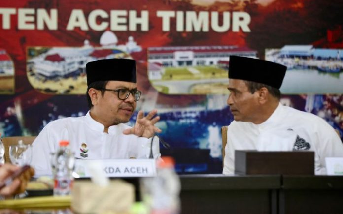 Sekda Azwardi (2) Pemerintah Aceh Kebut Penyelesaian Lahan Eks Kombatan Pj Sekda Aceh Azwardi Abdullah bersama Pj Bupati Aceh Timur Mahyuddin saat mengikuti rakor secara virtual dari Kantor Bupati Aceh Timur, Idi, Jumat (12/7/2024). Foto: HO for Komparatif.ID.