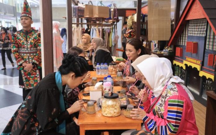 Stand Bhayangkari Aceh Pengunjung menikmati makanan di stand milik Bhayangkari Aceh pada Bazar Kreasi Bhayangkari Nusantara (KBN) 2024 yang digelar di Jakarta Convention Center (JCC) Senayan, Jakarta Selatan. Foto: HO for Komparatif.ID.