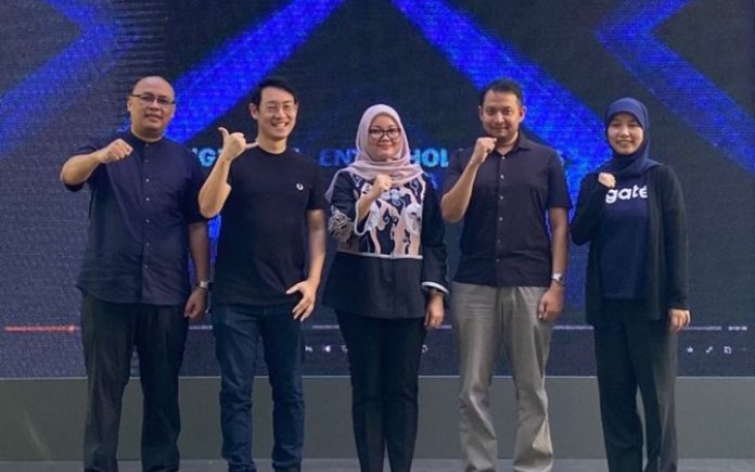 TSA Game Fest, Team Lead Agate Academy Restya Winda Astari (kiri) bersama Plh. Kepala Pusat Pengembangan Profesi dan Sertifikasi di Kementerian Komunikasi dan Informatika Anny Triana (tengah), dan Kepala Bidang Industri Pariwisata Dinas Pariwisata dan Kebudayaan Jawa Barat Rispiaga (kanan) pada acara peluncuran TSA (Talent Scouting Academy) Game Fest. Foto: Ho for Komparatif.ID.