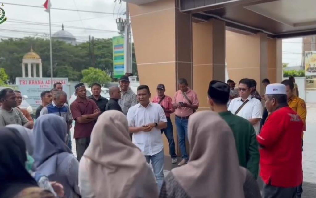 Warga gampong Karieng Peudada Desak Kejari Usut Penyalahgunaan Dana Desa Kajari Bireuen H. Munawal Hadi, Kamis (11/7/2024) sedang menjelaskan komitmen Kejaksaan Negeri Bireuen dalam pengusutan kasus korupsi dana desa yang dilaporkan oleh warga Karieng, Peudada, Bireuen. Foto: HO for Komparatif.ID.