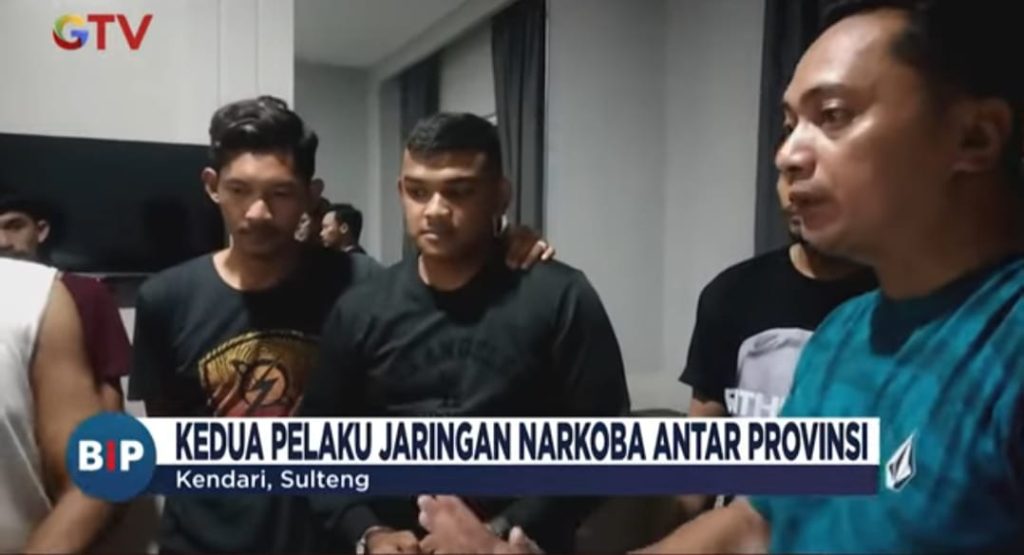 Lintô Barô Asal Bireuen Edarkan Sabu di Kendari Mus (tengah) pria asal Bireuen diringkus polisi usai tertangkap mengedarkan sabu satu kg Sulawesi Tenggara. Foto: GTV.