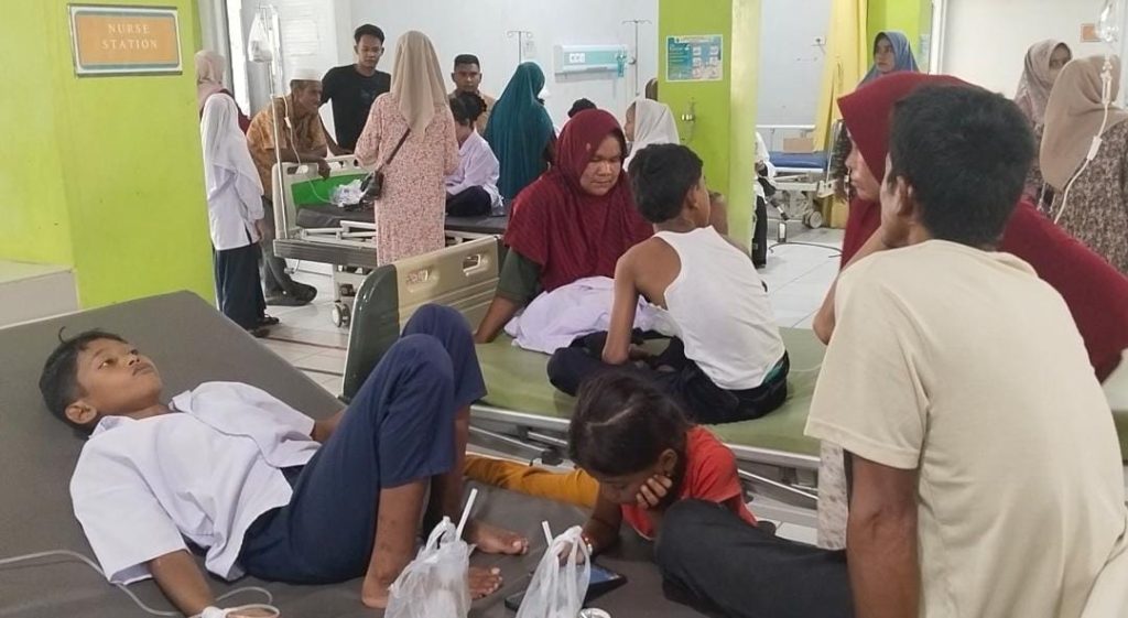 29 Pelajar MTsS Tgk Chik Dayah Cut Tiro Pidie Keracunan Makanan Siswa MTs Swasta Tgk Chik Dayah Cut, Tiro, Pidie mengalami keracunan makanan. Foto: Komparatif.ID/Harmadi.