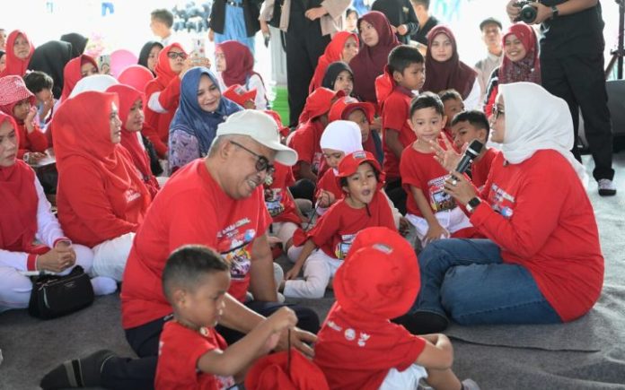Bustami Hari Anak Bustami Ajak Orang Tua Lebih Peka Hak Anak Pj Gubernur Aceh Bustami Hamzah bersama Pj Ketua TP PKK Aceh Mellani Subarni pada acara peringatan Hari Anak Nasional yang berlangsung di Lapangan Blang Padang, Minggu, (11/8/2024). Foto: HO for Komparatif.ID.