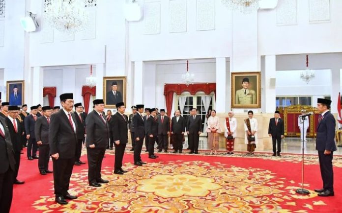 Jokowi (1) Menkominfo Budi Arie Setiadi Terima Anugerah Bintang Mahaputera Pratama Presiden Joko Widodo menganugerahkan Tanda Jasa dan Tanda Kehormatan Republik Indonesia kepada para tokoh, salah satunya Menkominfo Budi Arie Setiadi yang menerima anugerah Bintang Mahaputera Pratama. Foto: BPMI Setpres.