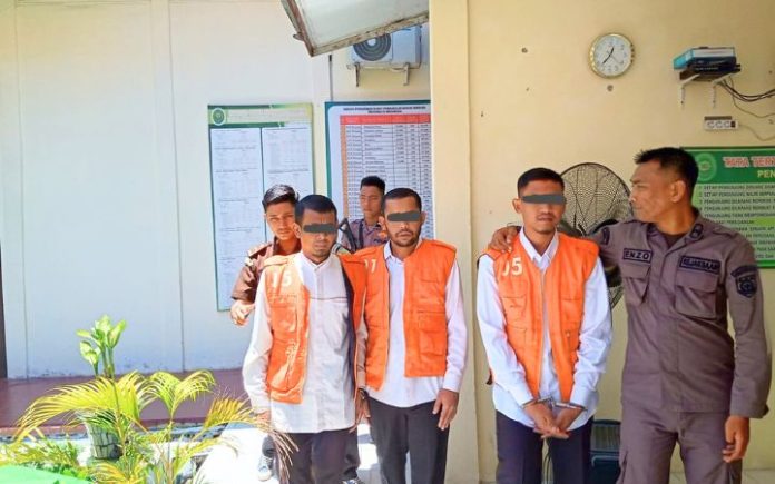 Kejari Bireuen Tuntut Mati 3 Nelayan Pengedar Sabu Kejari Bireuen tuntut mati tiga nelayan pengedar sabu seberat 40 kg. Foto: HO for Komparatif.ID.