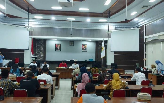 DPRA Perkuat Perlindungan Awak Kapal Migran Rapat Koordinasi terkait Permasalahan Indikasi Korban Tindak pidana Perdagangan Orang (TPPO) di ruang rapat serbaguna DPRA, Banda Aceh, Jumat (23/8/2024). Foto: Komparatif.ID/Rizki Aulia Ramadan.