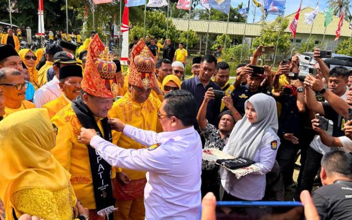 Mukhlis-Razuardi (1) Mukhlis-Razuardi Resmi Mendaftar ke KIP Bireuen Diiringi ribuan simpatisan, H. Mukhlis Takabeya-Ir. Razuardi MT mendaftar ke KIP Bireuen, Kamis (29/8/2024) sore. Foto: Komparatif.ID/Fuad Saputra.
