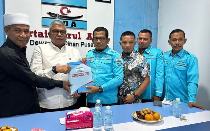 Dukungan Terus Mengalir, PDA Resmi Usung Bustami-Tu Sop Sekjen Dewan Pimpinan Pusat (DPP) PDA, Abu Syahminan Zakaria saat menyerahkan surat dukungan untuk Bustami-Tu Sop, Selasa (27/8/2024). Foto: HO for Komparatif.ID.