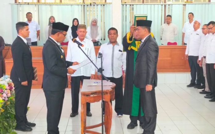 Pelantikan Sekda Pidie Jufrizal Jufrizal Resmi Dilantik Sebagai Pj Sekda Pidie Pj Bupati Pidie Samsul Azhar saat melantik Jufrizal sebagai Pj Sekda Pidie. Foto: HO for Komparatif.ID.