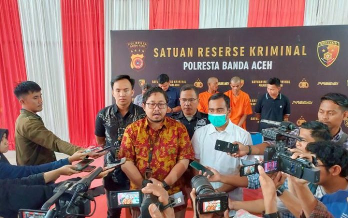 Pencuri Kabel Lampu Polisi Ringkus 2 Pencuri Kabel Lampu Landasan Bandara SIM Polresta Banda Aceh tangkap pencuri dan penadah kabel lampu landasan pacu Bandara SIM. Foto: Komparatif.ID/Rizki Aulia Ramadan.
