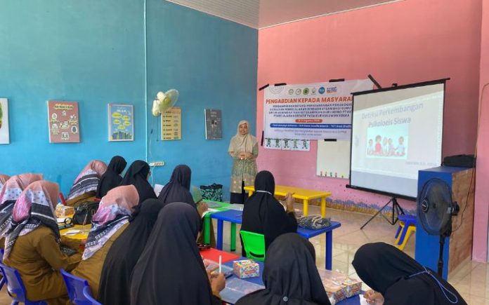 Psikologi Unimal Dosen Psikologi Unimal Berikan Pendampingan Deteksi Psikologis Siswa Dosen Psikologi Unimal gelar pendampingan deteksi perkembangan psikologis siswa di TKIT Anak Shalih Lhokseumawe pada Selasa (13/18/2024). Foto: HO for Komparatif.ID.