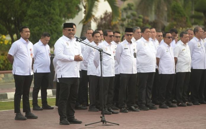 Safrizal Pimpin Apel Perdana, Tegaskan Komitmen Sukseskan PON XXI Pj Gubernur Aceh Safrizal ZA saat memimpin apel perdana di halaman Kantor Gubernur Aceh, Senin (26/8/2024). Foto: HO for Komparatif.ID.