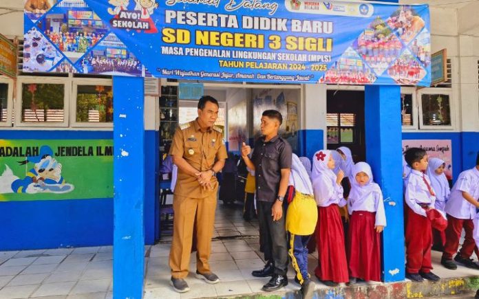 Samsul Azhar (4) Pj Bupati Pidie Dorong Perbaikan Kualitas Layanan Medis & Pendidikan Pj Bupati Pidie Samsul Azhar saat menyambangi Sekolah Dasar Negeri (SDN) 3 Kota Sigli, Selasa (27/8/2024). Foto: HO for Komparatif.ID.