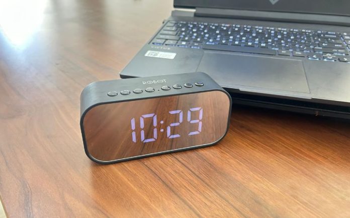 Review ROBOT RB550: Speaker Multifungsi dengan Harga Terjangkau Speaker ROBOT RB550. Foto: Komparatif.ID/Fuad Saputra.