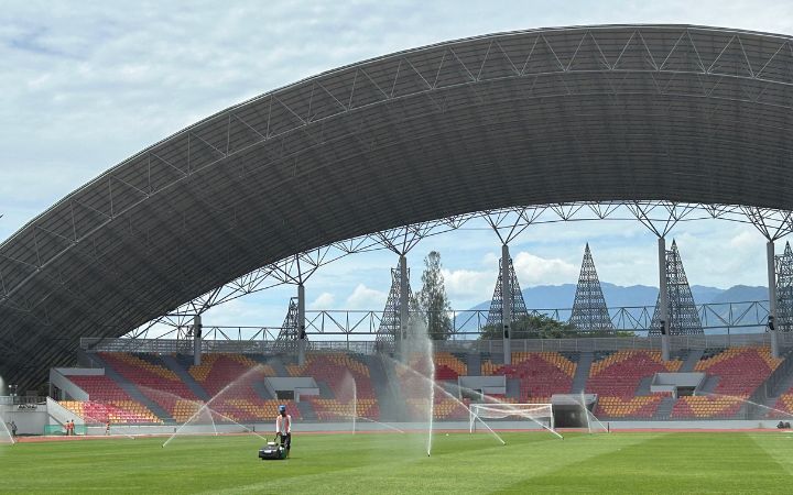 Stadion Harapan Bangsa dipastikan rampung dua minggu sebelum pembukaan PON. Foto: Komparatif.ID/Fuad Saputra.