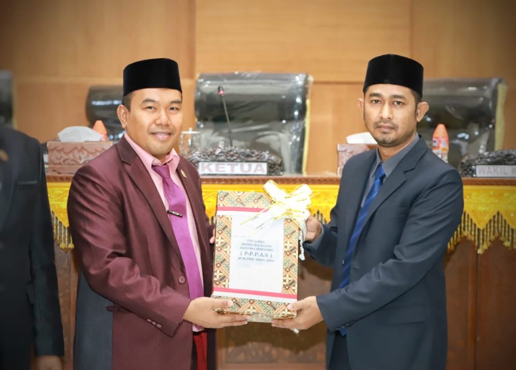 Pemkab Pidie Sampaikan Rancangan Perubahan APBK 2024 Plh Sekda Pidie Firman Maulana menyerahkan Rancangan KUA-PPAS Perubahan APBK 2024 ke DPRK Pidie. Foto: HO for Komparatif.ID.