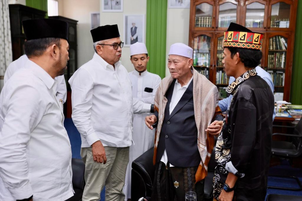 Pj Gubernur Aceh Bustami Hamzah saat mengunjungi kediaman Abu Kuta Krueng, Minggu (18/8/2024). Foto: HO for Komparatif.ID.