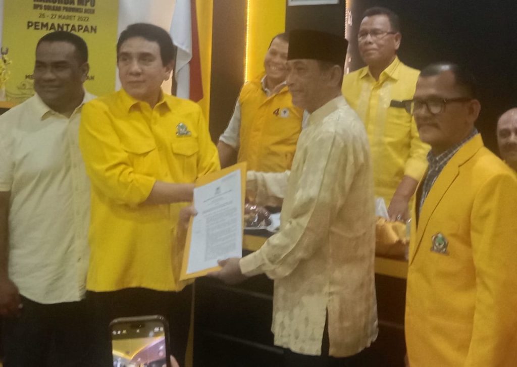 Dampingi Mukhlis Takabeya, Golkar Serahkan B1.KWK Untuk Razuardi Ketua DPD I Golkar Aceh T.M Nurlif serahkan B1.KWK kepada calon Wakil Bupati Bireuen,Ir. Razuardi, MT, Senin (26/8/2024). Foto: HO for Komparatif.ID.