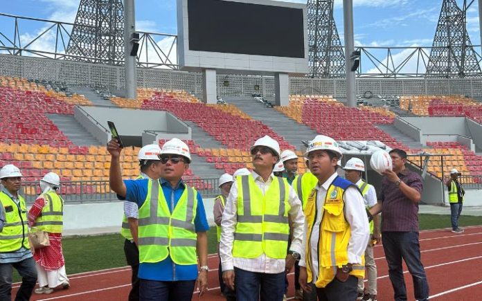 anggota DPRA DPRA Tinjau Venue PON di Banda Aceh, Wakil Ketua Komisi V Irpannusir bersama Wakil Ketua Komisi IV DPRA Abdurrahman saat meninjau venue PON di Stadion Harapan Bangsa, Banda Aceh, Kamis (15/8/2024). Foto: Komparatif.ID/Fuad Saputra.