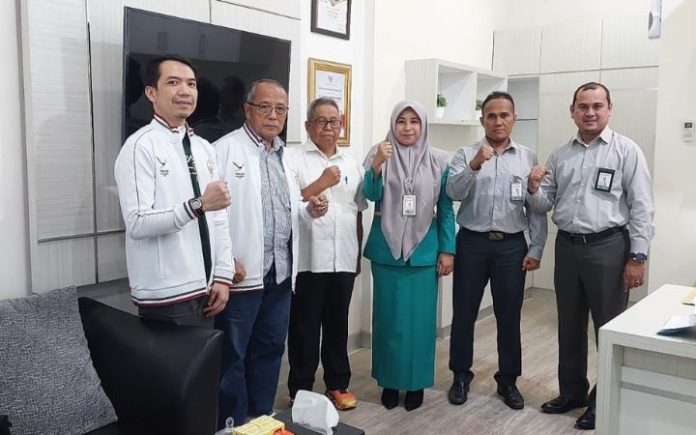 kunjungan KONI Jakarta ke BAS KONI Jakarta Gandeng Bank Aceh untuk Transaksi Keuangan di PON 2024 Kunjungan Ketua Bidang Internal Audit KONI Jakarta Soekoyo dan Wakil Bendahara Umum III Drs. H. A. Mali yang disambut oleh Wakil Pimpinan Operasional Bank Aceh Masyithah ke Kantor Cabang Utama Bank Aceh di Banda Aceh, Selasa (27/8/2024). Foto: HO for Komparatif.ID.