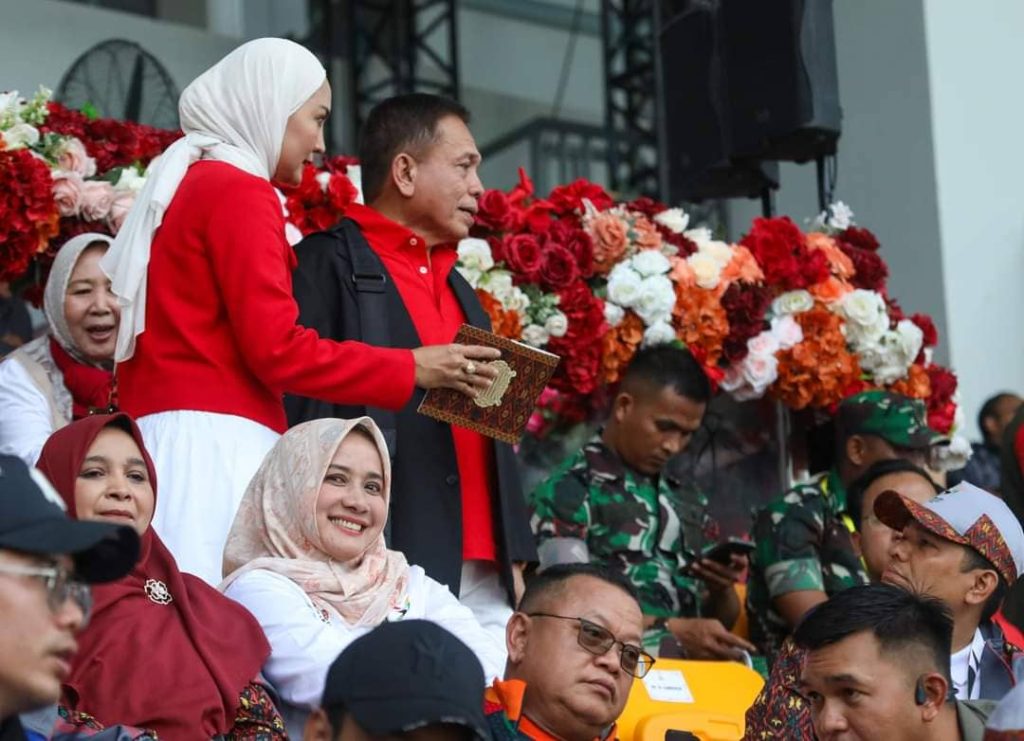Darwati tersenyum manis