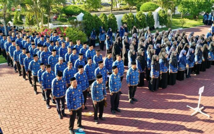 ASN di Aceh Berikrar Netral Dalam Pilkada Pj Gubernur Aceh Safrizal ZA pimpin deklarasi netralitas ASN Aceh di halaman Kantor Gubernur Aceh, Kamis (26/9/20244). Foto: HO for Komparatif.ID.