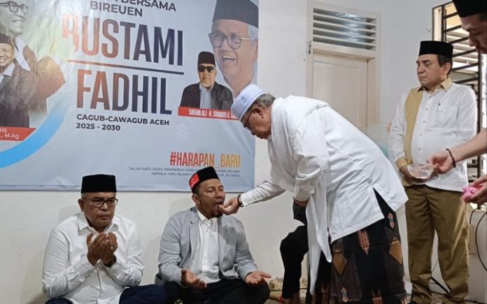 Abu Mudi Instruksikan Kader PAS & Dayah Menangkan Bustami-Fadhil Rahmi , Abu Mudi Peusijuk Bustami Hamzah-Fadhil Rahmi di RKB Bireuen Abu Mudi saat melakukan proses peusijuk paslon Gubernur-Wakil Gubernur nomor urut 1 Bustami Hamzah-Fadhil Rahmi di RKB Bireuen, Kamis (26/9/2024). Komparatif.ID/Muhajir Juli.