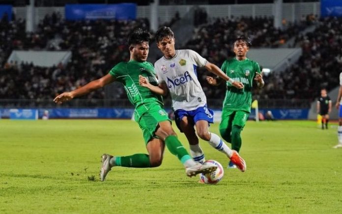 Aceh vs Jatim Kalah 3-2, Jatim Pupus Harapan Aceh Raih Emas Jatim kalahkan Aceh 3-2 pada semifinal cabor sepakbola putra PON XXI Aceh-Sumut 2024 di Stadion Harapan Bangsa (SHB), Senin (16/7/2024). Foto: MC PON/Alwi.