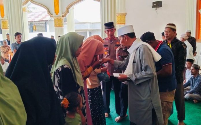 Anak Yatim Peringati Maulid, 260 Anak Yatim di Muara Tiga Terima Santunan Tgk. Aiyub pada peringatan Maulid Nabi di Masjid Baiturrahim, Gampong Suka Jaya, Kecamatan Muara Tiga, Kabupaten Pidie, pada Senin (16/9/2024). Foto: Komparatif.ID/Harmadi.
