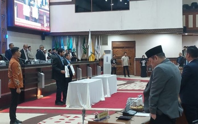 DPRA (4) Mualem-Dek Fadh Tandatangani Pernyataan Bersedia Jalankan MoU Helsinki Bustami Dijadwalkan Ulang Pasangan bakal calon Gubernur-Wakil Gubernur Aceh Muzakir Manaf (Mualem)-Fadhlullah (Dek Fadh) menandatangani pernyataan bersedia menjalankan butir-butir MoU Helsinki, Kamis (12/9/2024). Foto: Komparatif.ID/Rizki Aulia Ramadan.